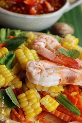 Spicy corn salad with shrimp is delicious