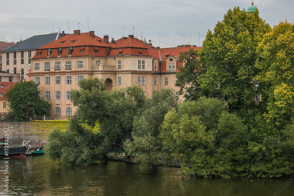 Antichi palazzi a Praga sulle rive del fiume Moldava