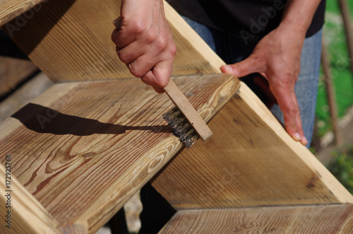 rénovation de meuble - bois brossé photo