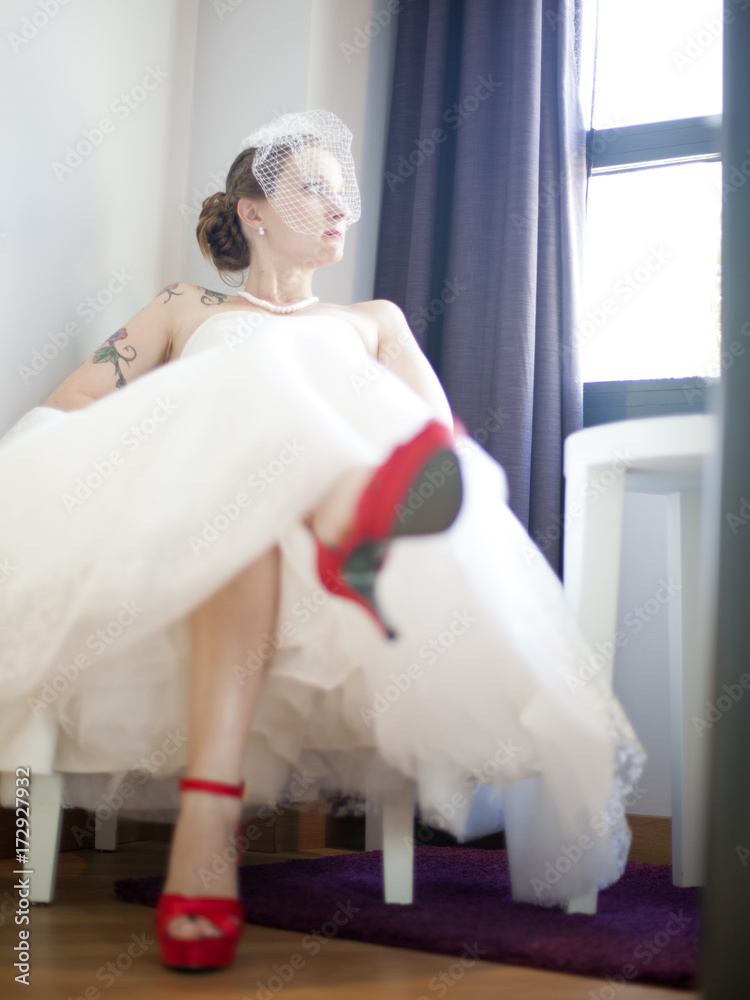 Mujer con vestido blanco junto a la ventana Mujer con vestido blanco junto a la ventana
