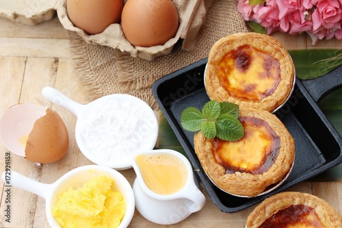 Egg tart is delicious and egg in box