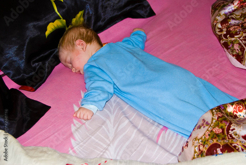 Obraz na płótnie Sleeping baby boy face down at home w salonie