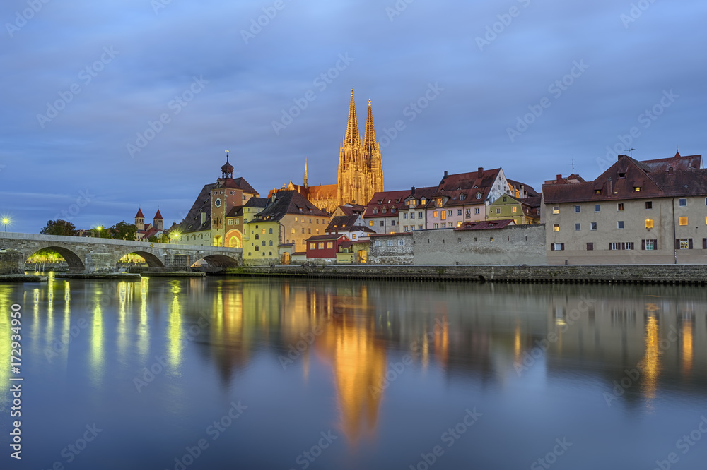Regensburg Panorama an der Donau beleuchtet