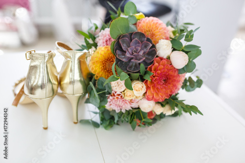 Fototapeta Naklejka Na Ścianę i Meble -  bright wedding bouquet of summer dahlias and roses with women high-heeled shoes