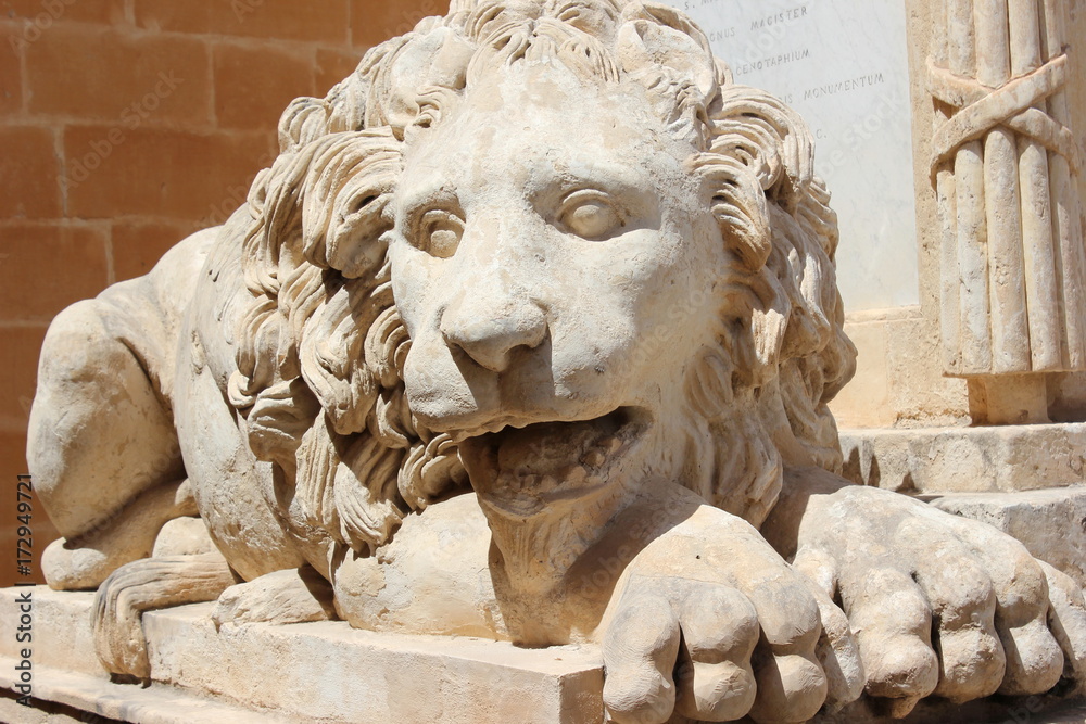 Naklejka premium Upper Barrakka Gardens: Skulptur eines Löwen in der Altstadt von Valletta (Malta)