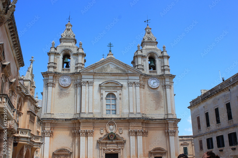 Die Fassade der berühmten Kathedrale St. Paul in der Altstadt von Mdina auf Malta