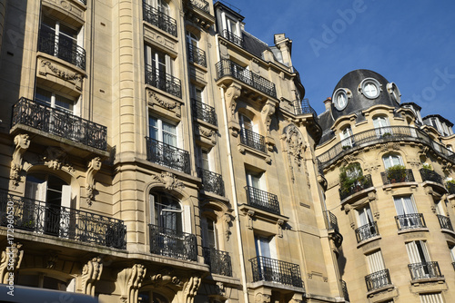 Façades haussmaniennes à Paris, France © JFBRUNEAU