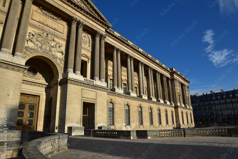 Colonnade de Perrault au palais du Louvre à Paris, France