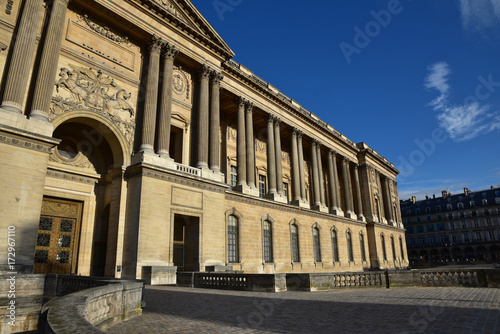 Colonnade de Perrault au palais du Louvre à Paris, France