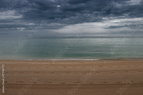 Fototapeta Naklejka Na Ścianę i Meble -  Dunkle Gewitter Wolken am Strand und Meer vom Barcelona