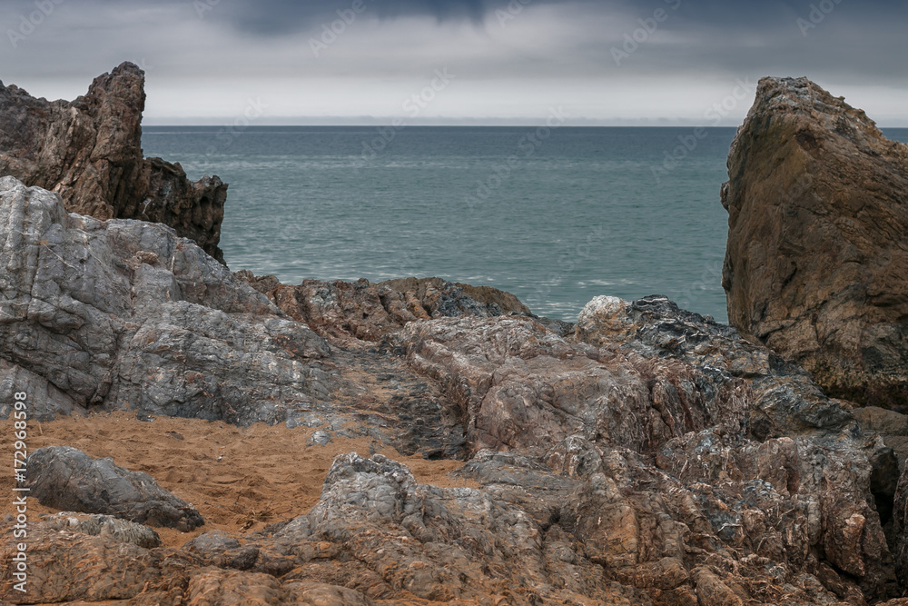Felsen am Strand und Meer von Barcelona Spanien Felsen am Strand und Meer von Barcelona Spanien