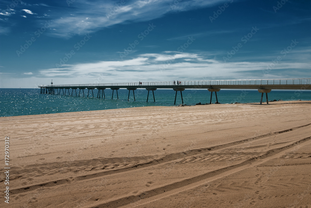 Obraz premium Pier am Strand und Meer von Barcelona Spanien blauer Himmel