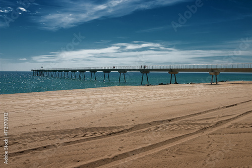 Pier am Strand und Meer von Barcelona Spanien blauer Himmel