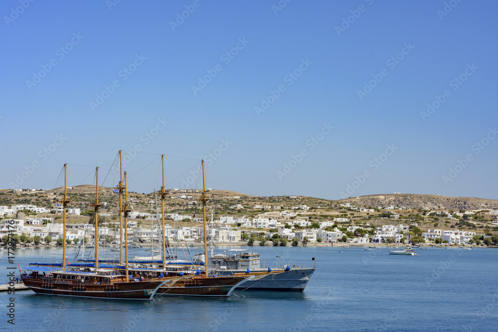 Velieri ormeggiati al porto di Adamas, isola di Milos GR