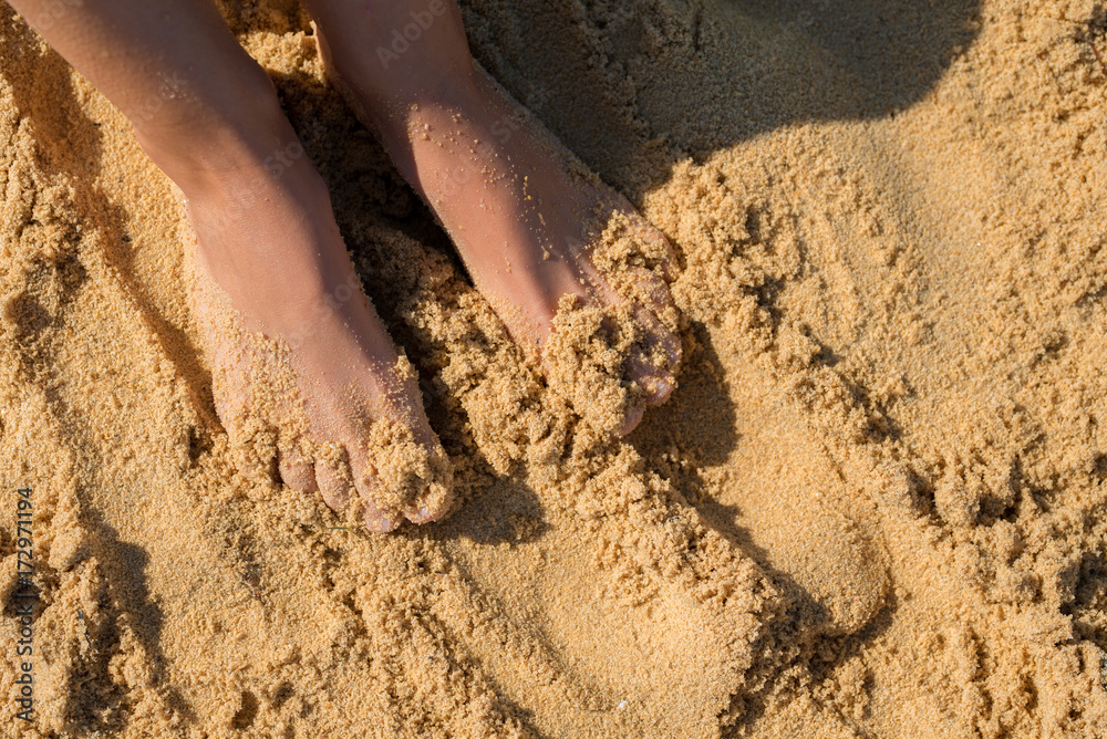 Picture of female feet buried in sand at the beach. foto de Stock ...