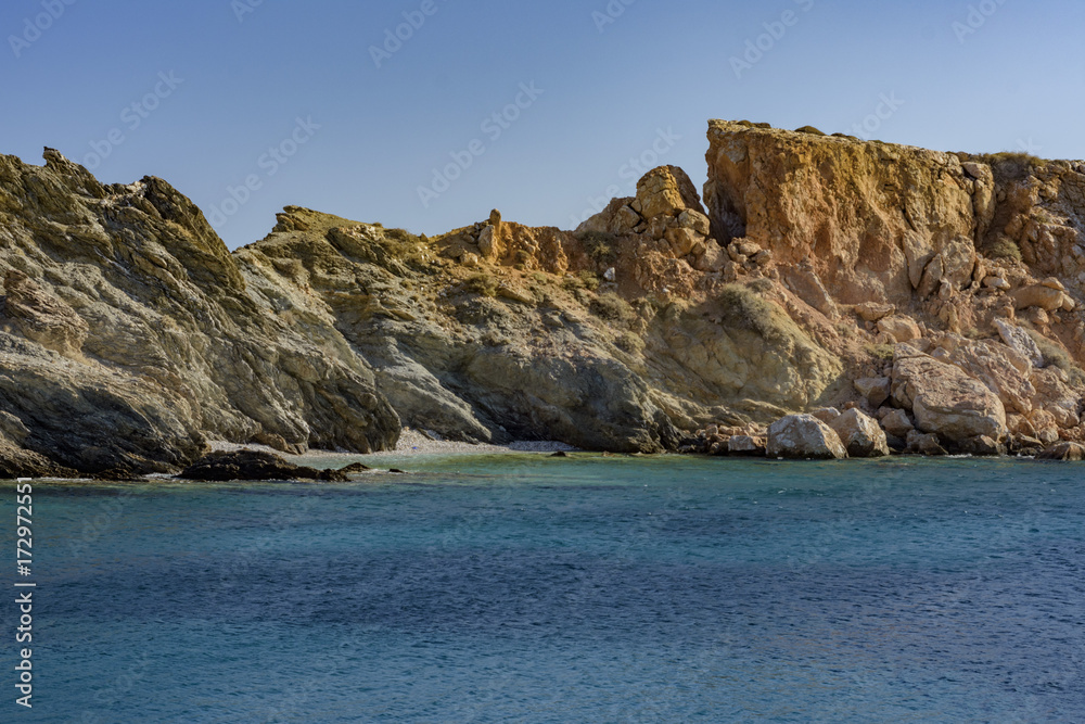 Le scogliere colorate dell'isola di Folegandros, arcipelago delle isole Cicladi GR