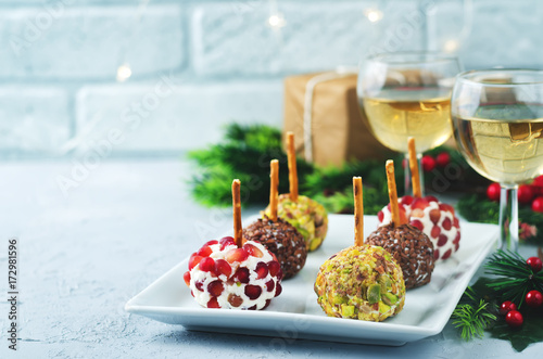 Photo Variation of goat cheese balls appetizer with pistachio, pomegranate and flax se