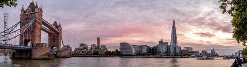 Panorama mit Tower Bridge in der Abendsonne