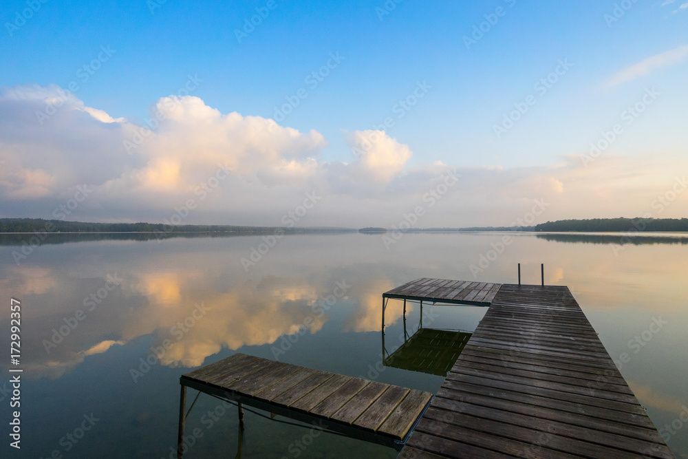 Obraz premium Sunrise Mist over Lake