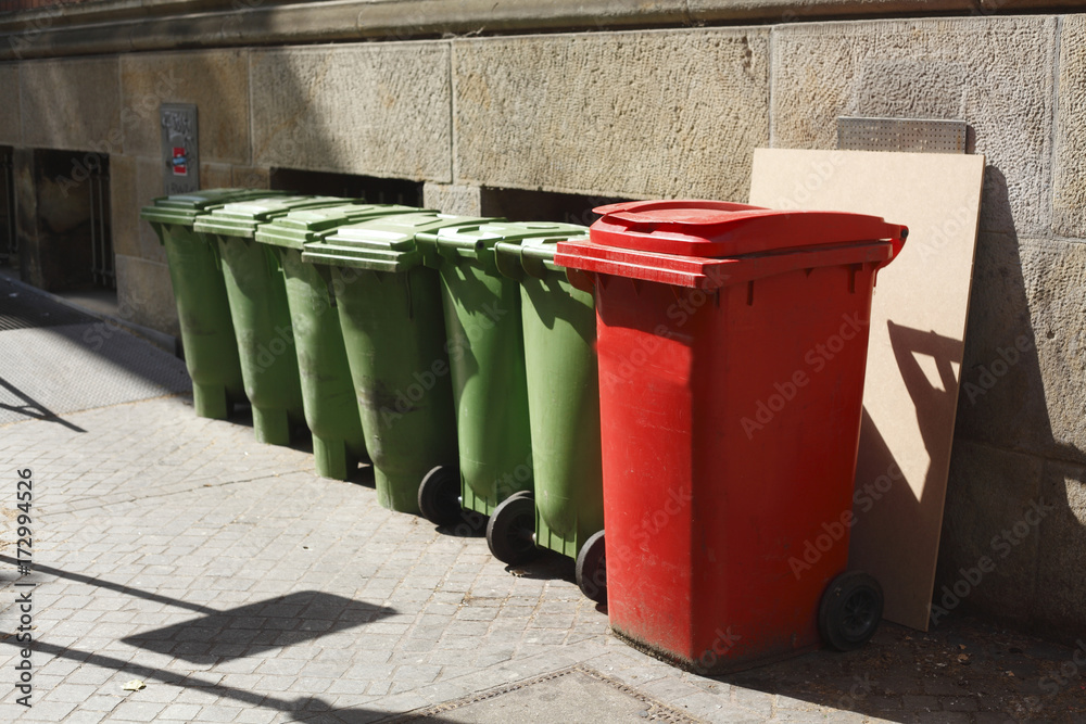 Wertstofftonnen, Grüne Tonnen, rote Tonne Wertstofftonnen, Grüne Tonnen, rote Tonne
