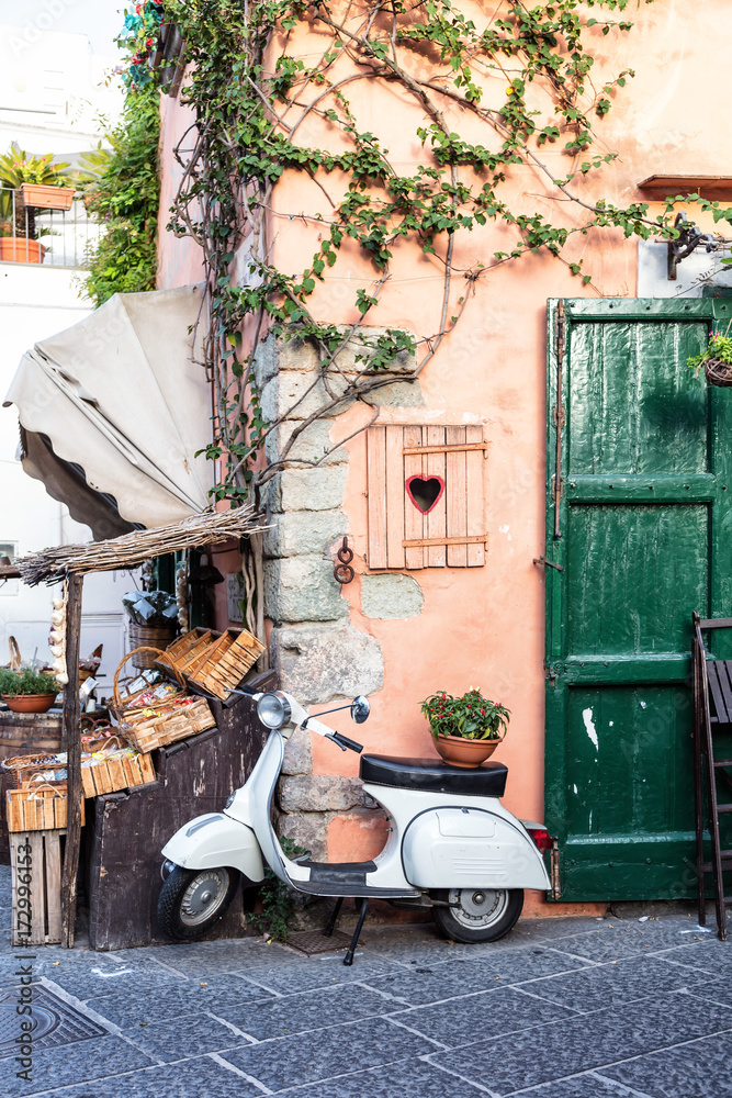 Naklejka premium Widok ikonowa Włoska hulajnoga w alei, Ischia, zatoka Naples, Campania region, Włochy