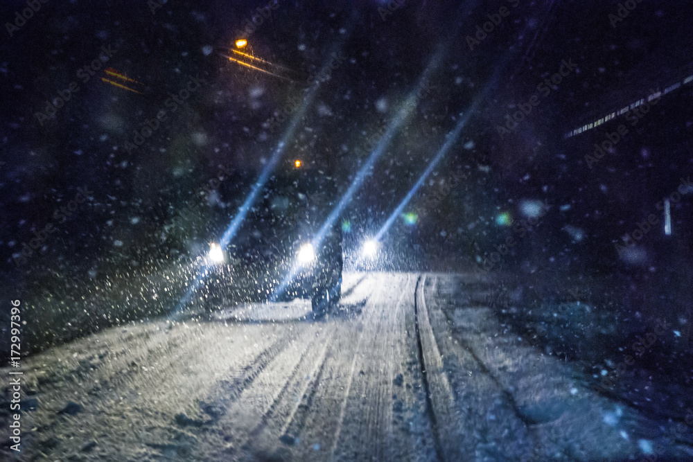 Obraz premium Jazda samochodem podczas zimy śnieżycy. Rozmycie w ruchu.