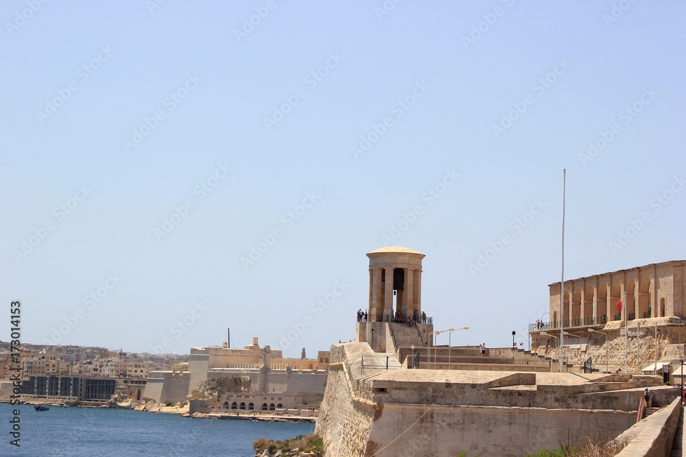 Valletta: Blick auf die Belagerungsglocke (Kriegsdenkmal) und den Grand Harbour