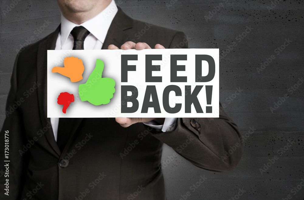 Feedback Schild wird von Geschäftsmann gehalten Feedback Schild wird von Geschäftsmann gehalten