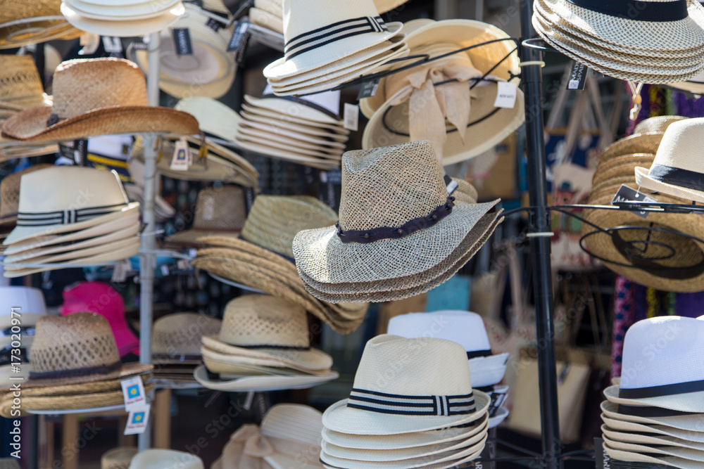 Hüte an einem Verkaufsstand in Paguera, Mallorca, Ballearen