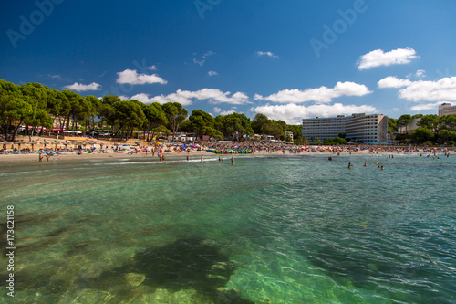 Gut besuchter Strand von Paguera, Mallorca, im September