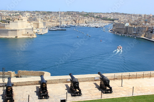 Malta: Blick von den Upper Barrakka Gardens auf das Fort St. Angelo (Valletta) photo