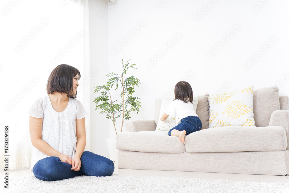 部屋で遊ぶ子供 部屋で遊ぶ子供