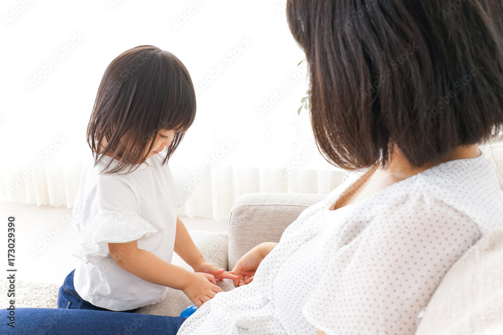 Obraz premium 部屋で遊ぶ子供