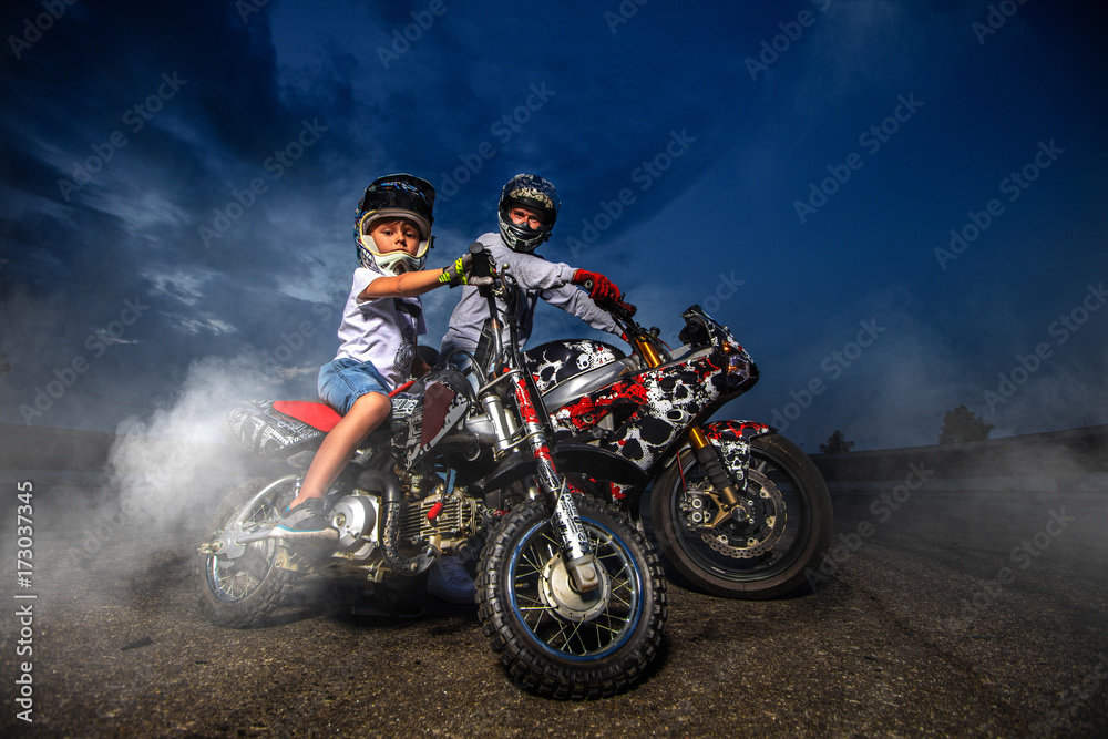 Fototapeta Motocykliści z ojcem i synem. Rodzina rowerzystów ubrana w strój ochronny i kask.