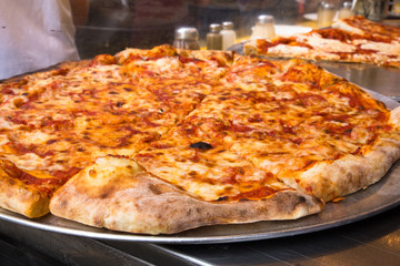 Fototapete Pizzeria Authentische New Yorker Pizzeria-Pizza  © littleny