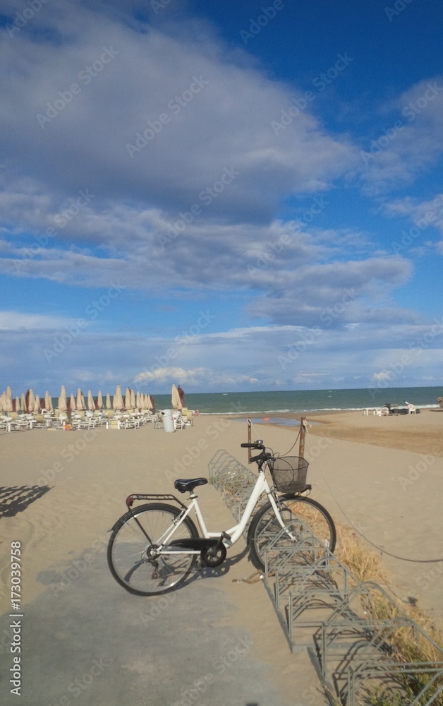 Fototapeta premium bicicletta posteggiata sulla spiaggia