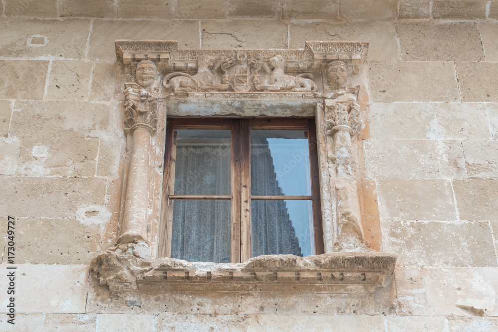 Fenster mit antikem Rahmen