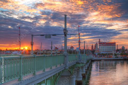 Slika na platnu Beautiful view of the Bridge of Lions, the sky and the city at sunset, Saint Aug