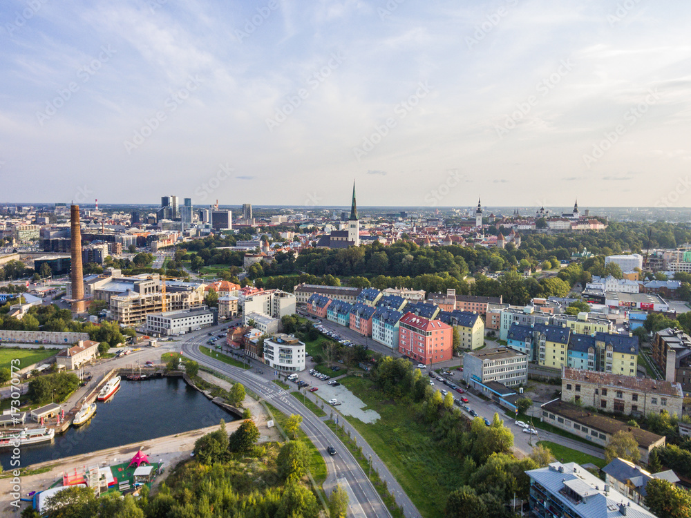Fototapeta premium Widok z lotu ptaka panorama miasta Tallinn, Estonia.