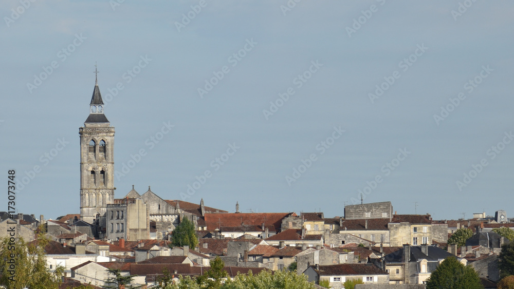 vue sur la ville de Cognac avec l’église Saint-Léger 