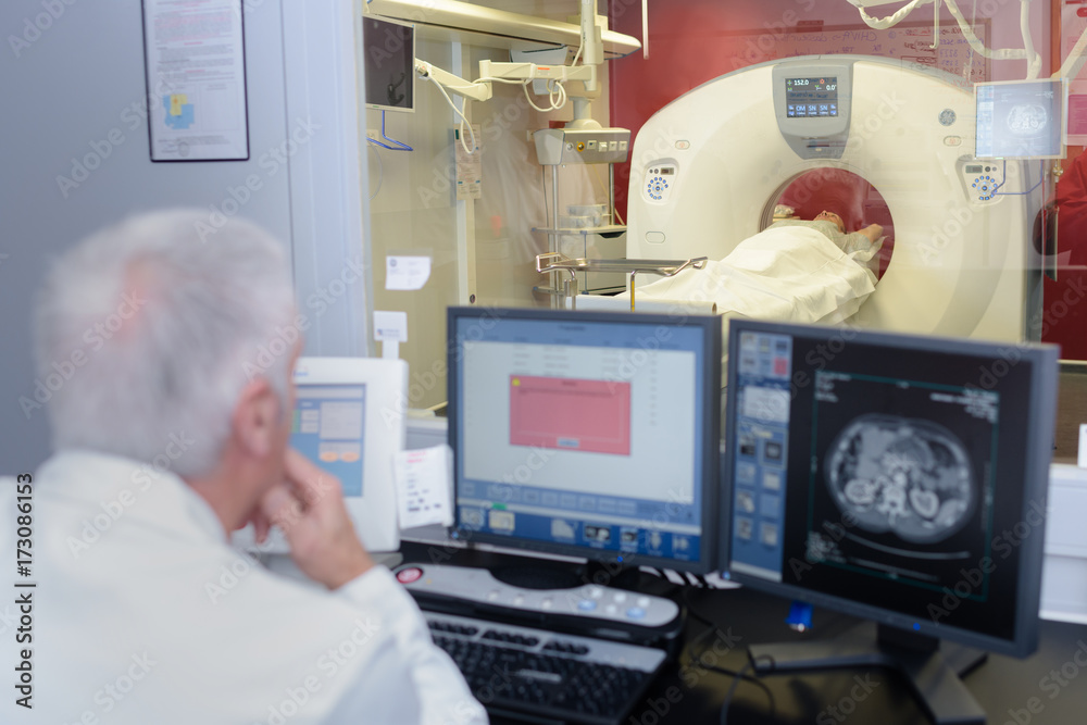 Obraz premium computed tomography or mri scanner test analysis