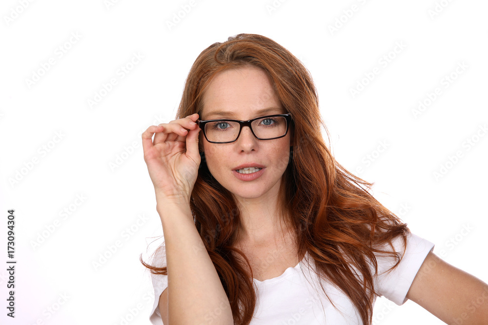 Hübsche rothaarige Frau mit Brille