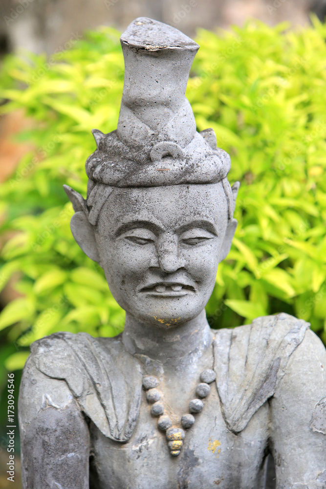 Statue Chinoise. Wat Pho - Wat Phra Chettuphon.  1788. Bangkok. / Chinese stone sculpture. Golden Buddha. Wat Pho - Wat Phra Chettuphon.  1788. Bangkok.