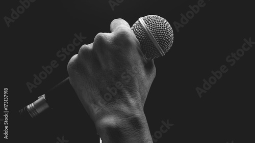 Canvastavla Man hands holding microphone on stand.