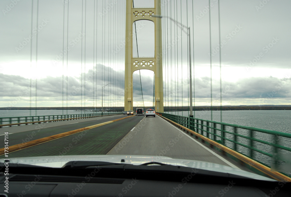 Obraz premium Driving over Mackinac 