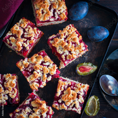 Cake with caramelized plums and scab, square