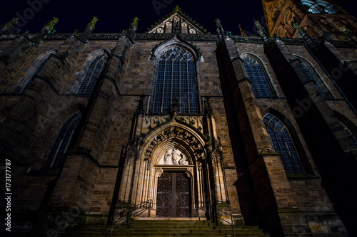 Beleuchteter Eingang zum Dom in Bremen bei Nacht