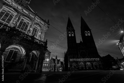 Bremer Rathaus und Dom bei Nacht photo