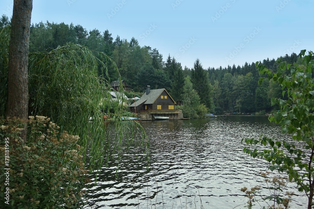 Obraz premium ferienhaus am wasser