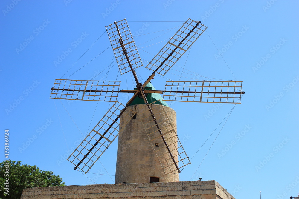 Windmühle: Die berühmte Ta'Kola-Windmühle auf Gozo (Malta)